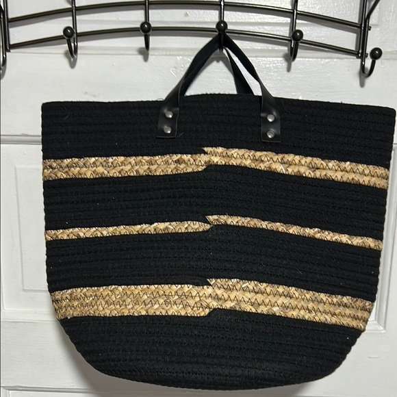 no brand Handbags - Elegant Black and Tan Tote with Woven Stripes